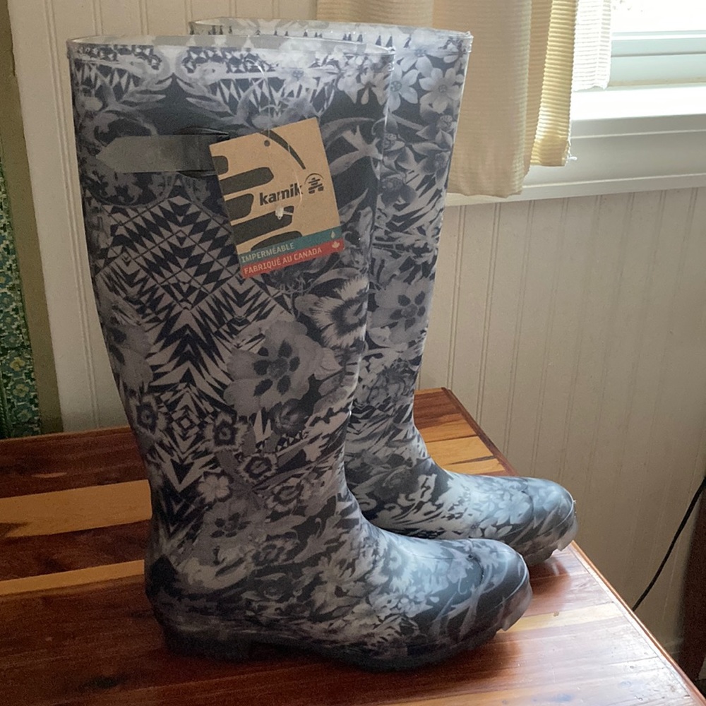 NWT Kamik grey patterned rain boots women’s size 11